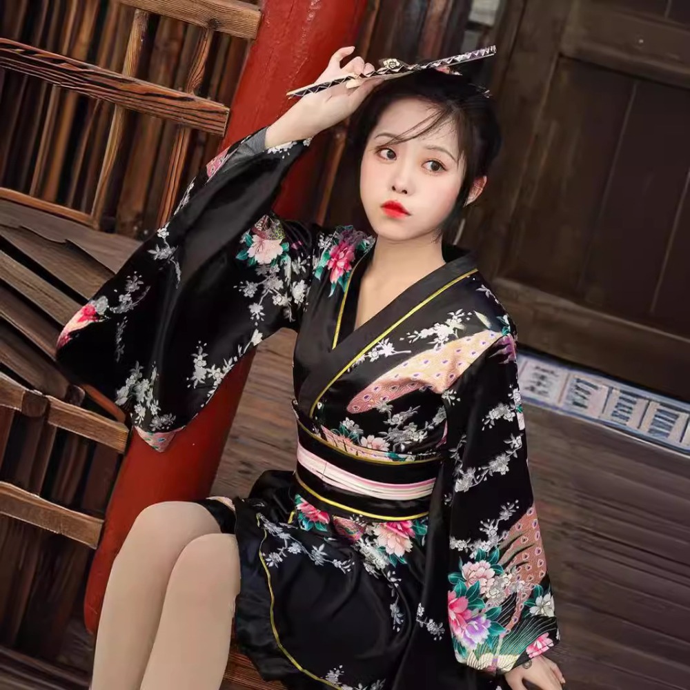 Kimono Yukata Rouge pour Femme - Women Formal Wear Photoshoot avis et prix