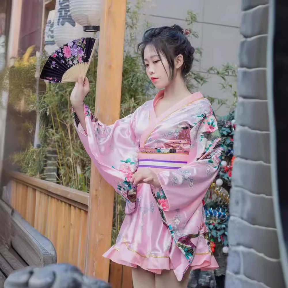 Kimono Yukata Rouge pour Femme - Women Formal Wear Photoshoot avis et prix